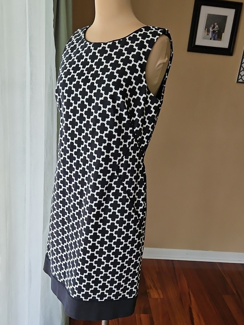 white black market dress House | Dresses | White House Black Market Black White Geometric Sleeveless Shift Midi Sz 8 The slip dress: true Women Church Suits Whbm This refined V Size:Us2